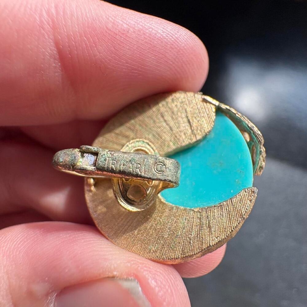Vintage crown Trifari faux turquoise clip on earrings - Picture 3 of 3